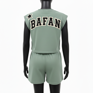 Conjunto de Camiseta Deportiva sin Mangas y Pantalones Cortos para Mujer, 100% Algodón, Mezcla de Algodón Premium, Color Verde Salvia, Logotipo en Parche - Product Image 2