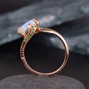 Anillo de Compromiso de Piedra Lunar Natural de Lujo con Acentos de Gemas Verdes y Negras de Corte Redondo, Joyería de Oro Sólido de 14K - Product Image 4