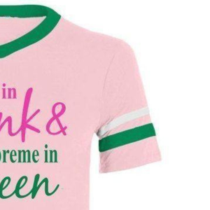 Haut de sport en jersey rose clair à col en V et manches courtes, style athlétique, tendance, Pretty In Pink Green Pink & Green - Product Image 3