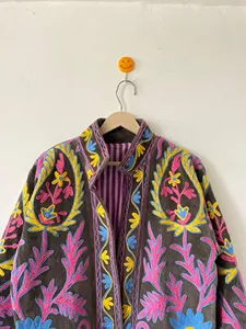 Veste Suzani artisanale en velours marron à motifs floraux pour femme, col montant, style bohème, manches longues, vêtement d'extérieur de luxe pour le printemps - Product Image 2