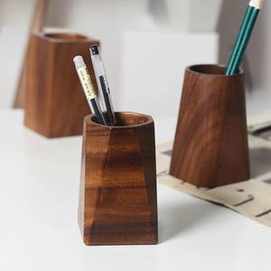Porte-stylos et porte-crayons carré en bois de noyer de luxe pour bureau, cadeau d'affaires personnalisé avec logo - Product Image 2