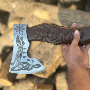 Hache décorative de style viking nordique de qualité industrielle, tête en acier au carbone gravée, manche en bois sculpté avec motif symbole nordique, objet de collection à expédier - Product Image 4