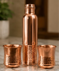 Bouteille d'eau en cuivre de qualité supérieure et ensemble de 2 verres, design martelé, vaisselle ayurvédique, ensemble de bouteilles d'eau en cuivre pur au meilleur prix - Product Image 1