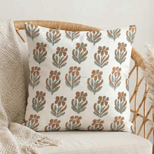 Housse de coussin décorative imprimée à la main, motif feuille beige Buti, pour décoration style ferme et cottagecore, 18 × 18 pouces - Product Image 1