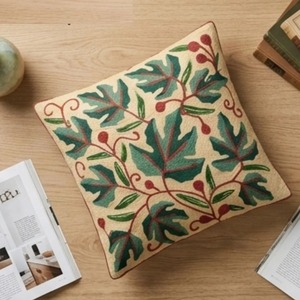 ปลอกหมอนอิงผ้าปักลาย kashmiri crewel-สีครีมกับต้นชินาร์และเบอร์รี่สีแดง - Product Image 1