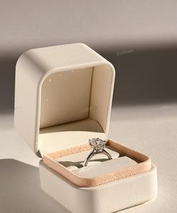 Anillo de Compromiso Clásico con Diamante Ovalado de 1.50CT Cultivado en Laboratorio, SPARKLING SPLENDOR, Oro Amarillo de 9K, Engaste de Garras, para Mujer - Product Image 5