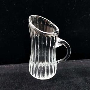 Pichet en verre miniature à l'échelle 1:12 pour la décoration, avec texture côtelée classique, poignée délicate, clarté éclatante - Product Image 1