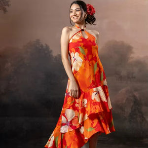 ชุดเดรสทรงหลวมพิมพ์ลายดอกไม้สีแดงและสีแดงเข้ม แบบไม่มีสายเดี่ยว แขนกุด ผ้าจอร์เจตต์ระบาย ดีไซน์ใหม่ ความยาวปานกลาง ชายกระโปรงระบาย - Product Image 1