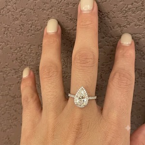 Bague d'éternité en or plaqué rhodium avec halo de diamants de laboratoire en forme de poire, pour fiançailles, anniversaire ou mariage - Product Image 6