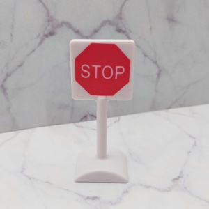 Señal de parada de tráfico de paisaje en miniatura, juguete de muebles de plástico para decoración de casa de muñecas, mundo en miniatura hecho - Product Image 1