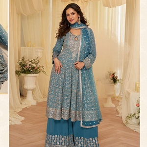 Ensemble de salwar kameez brodé en georgette avec des détails en fil de zari et des paillettes, une tenue ethnique élégante conçue pour les femmes. - Product Image 3