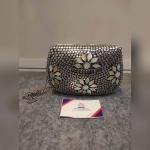 Bolso de mano metálico étnico indio tradicional con mosaico de piedra blanca y adornos florales de piedra hechos a mano, nueva moda en bisutería. - Product Image 3