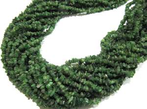 Perles de tsavorite naturelle, copeaux irréguliers, non taillées, de 5 mm à 7 mm - Product Image 5
