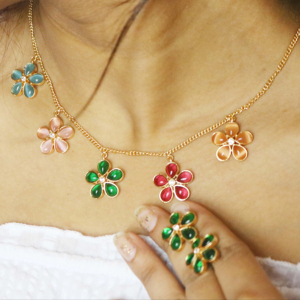 Conjunto de Joyería de Flores de Cuarzo - Collar y Pendientes Hechos a Mano en Latón Chapado en Oro de 18k - Product Image 1