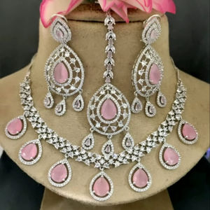 Ensemble de bijoux classique en cristal rose plaqué argent imitation, collier et boucles d'oreilles de luxe pour cérémonie de mariage - Product Image 1