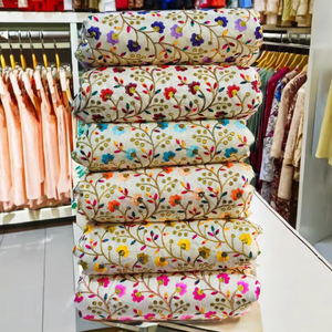 Tela Premium Fendy Georgette de Punto por Urdimbre de Poliéster/Nylon/Metalizado con Cuentas Florales para Prendas de Boda para Niños y Niñas, Peso Medio - Product Image 1