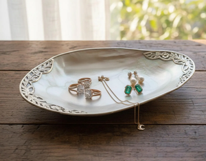 Plato de servir de nácar que combina elegancia natural y artesanía, ideal para entretener o añadir un toque de lujo a la decoración. - Product Image 3