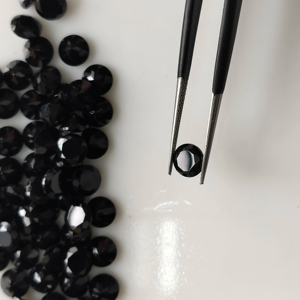 สปิเนลสีดำธรรมชาติ 6 มม. ทรงกลมเจียระไนแบบบริลเลียนท์ คุณภาพดีที่สุด พลอยหลวมสำหรับทำเครื่องประดับ รีดดิ้ง เมาน์เทน เจมส์ - Product Image 3