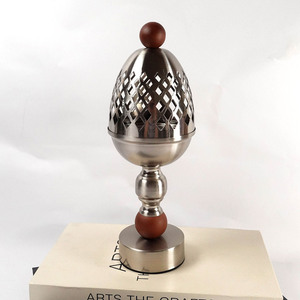 Quemador de Incienso de Metal Ornamentado con Cúpula de Rejilla, Detalles de Madera y Base Elegante, Complemento Perfecto para la Decoración de tu Hogar - Product Image 4