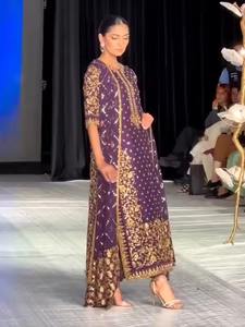 Vestido Anarkali pakistaní premium en verde esmeralda y oro antiguo, con adornos elaborados, largo y maxi, con forro Banarsi Jamawar. - Product Image 4