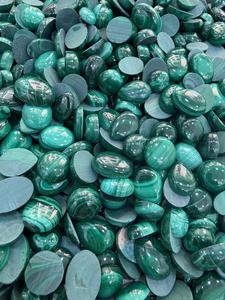 Malachite naturelle, taille calibrée, cabochon, couleur verte, pierre précieuse à prix abordable, vente en gros de pierres précieuses - Product Image 2