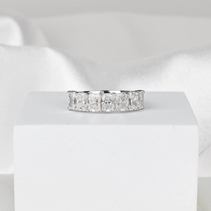 Bague de mariage demi-éternité minimaliste en diamant de laboratoire taille radiant serti à griffes certifié IGI, empilable pour anniversaire - Product Image 6