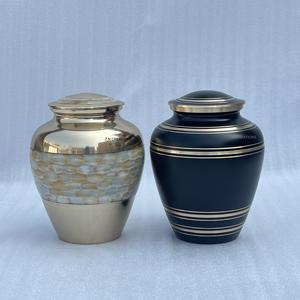 Urnes funéraires modernes en laiton de qualité supérieure, fabriquées à la main, pour cendres humaines. Urne noire avec bandes dorées. Urnes personnalisées pour cendres d'adultes. - Product Image 6