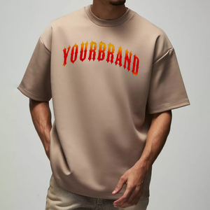 เสื้อยืดแขนสั้นสีเบจสำหรับผู้ชาย พิมพ์ลายโลโก้รูปเปลวไฟ ทรงปกติ คอกลม สไตล์ลำลอง ผ้าเจอร์ซีย์คอตตอน 100% - Product Image 1