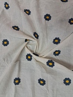 Tissu en coton blanc en gros avec motifs floraux marguerites bleu marine et jaunes épars pour vêtements décontractés et décoration intérieure
