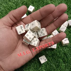 Dés en os de buffle à 4 faces pour Ludo, Serpents et Échelles et autres jeux d'intérieur et d'extérieur. - Product Image 4