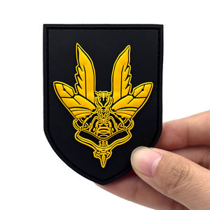 Parche de Goma 3D Negro con Emblema de Insecto Dorado, Logotipo SDR, Diseño en Relieve para Coser - Product Image 5