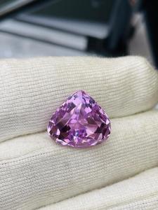 พลอยคุนไซต์ทรงหัวใจธรรมชาติ น้ำหนัก 20.82 กะรัต คุณภาพเกรด AAA ความเงางามระดับ AAA สีสวยงาม เหมาะสำหรับการขัดแต่ง ราคาถูก - Product Image 4