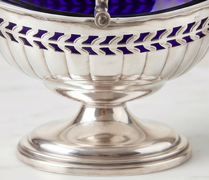 Corbeille antique plaquée argent avec insert en verre bleu et poignée pour la maison et la table - Product Image 2