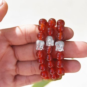 Bracelet en perles d'agate rouge avec têtes de Bouddha plaquées argent, bijoux religieux unisexes, cadeau - Product Image 1