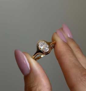 แหวนเพชรทรงรี 1.00 กะรัต ฝังแบบ Bezel Set ผลิตในห้องปฏิบัติการ พร้อมทองคำแท้ 14K รับรองโดย IGI ของขวัญแต่งงานสุดหรูสำหรับคนรัก - Product Image 4