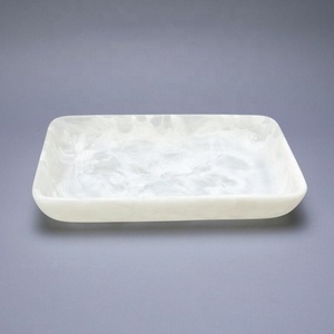 Assiette de service artisanale en résine pure polie, motif tourbillon moderne de luxe, forme irrégulière, durable, personnalisable, pour occasions festives - Product Image 1