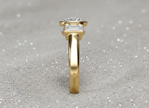 Bague de fiançailles Stonewels en diamant de laboratoire à trois pierres, taille ronde, sertie clos, pierres latérales baguette droites, or 14 carats, certifiée - Product Image 5