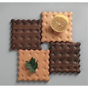 Sous-verres créatifs en bois en forme de biscuit, style INS, mignons, en noyer et hêtre, antidérapants, pour la maison et les cafés - Product Image 1