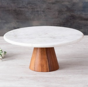 Support à gâteau rond en marbre avec base en bois, plateau de service artisanal pour desserts à prix avantageux - Product Image 1