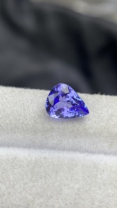 Pierre précieuse naturelle certifiée Tanzanite taille poire avec excellente couleur et lustre, Zoisite naturelle 1,96 carat, clarté loupe, pierre brute - Product Image 5