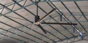 Motor de alta resistencia, equipo industrial moderno, cajas de almacenamiento, área de producción de maquinaria, sistema de ventilación de techo alto, ventilador grande - Product Image 2