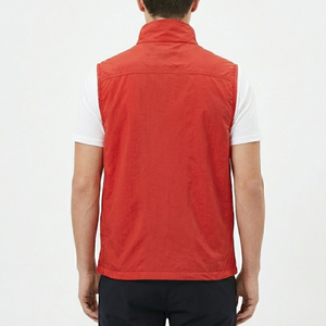 Chaleco cortavientos versátil rojo con cuello alto y cremallera, informal, elegante, de poliéster sostenible, fabricado en Pakistán. - Product Image 4