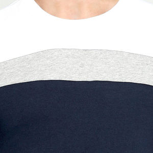 Camiseta de Algodón Premium para Hombre |   Camiseta Heather Grey Obsidian y Crimson Color Block |   Ropa Deportiva Urbana para Gimnasio, Cuello Redondo, Estilo Atlético - Product Image 5