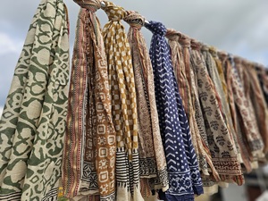 Sarong de luxe imprimé à la main avec des détails en Zari pour les vacances à la plage et les tenues de resort, sarong léger imprimé à la main de style bohème pour les vacances d'été - Product Image 4