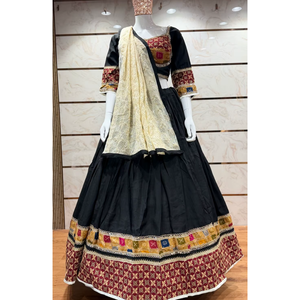 Chaniya Choli de seda romana premium con borde herencia de diseño vintage y dupatta de chiffon Bandhani de 6 metros con vuelo. - Product Image 1