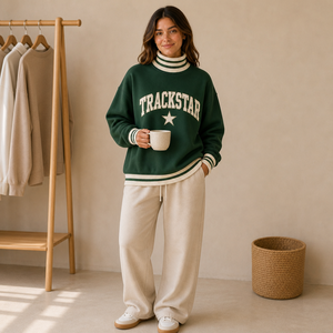 เสื้อสเวตเชิ้ตคอเต่าลายทางสีเขียวป่าสำหรับผู้หญิง แบรนด์ Trackstar พร้อมตัวอักษรสีงาช้าง ดาว และโลโก้สั่งทำ ป้ายยี่ห้อส่วนตัว ขายส่งแบบเสื้อพูลโอเวอร์ - Product Image 1