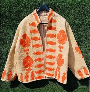 Veste en velours beige pour femme avec broderies de poissons et de fleurs, col montant, manches longues et style ethnique artistique pour la mode de détail - Product Image 6