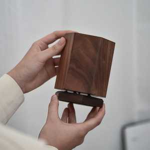 Organizador de Escritorio de Madera Hecho a Mano con Acabado de Madera Natural - Product Image 1