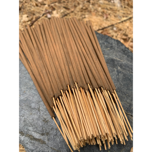 Paquete de Varillas de Incienso Natural Color Marrón Empaquetadas en Envoltura de Plástico para Uso en Fragancias y Aromaterapia - Product Image 5