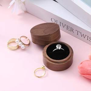 Boîte à bagues en bois de noyer pour homme et femme, petite boîte à bagues à fente unique, porte-bagues de fiançailles personnalisable, étui de rangement pour bijoux pour demande en mariage - Product Image 6